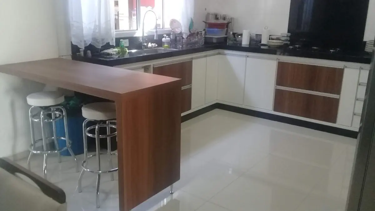 Cozinha em MDF Branco com Tons Madeirado em São João da Boa Vista